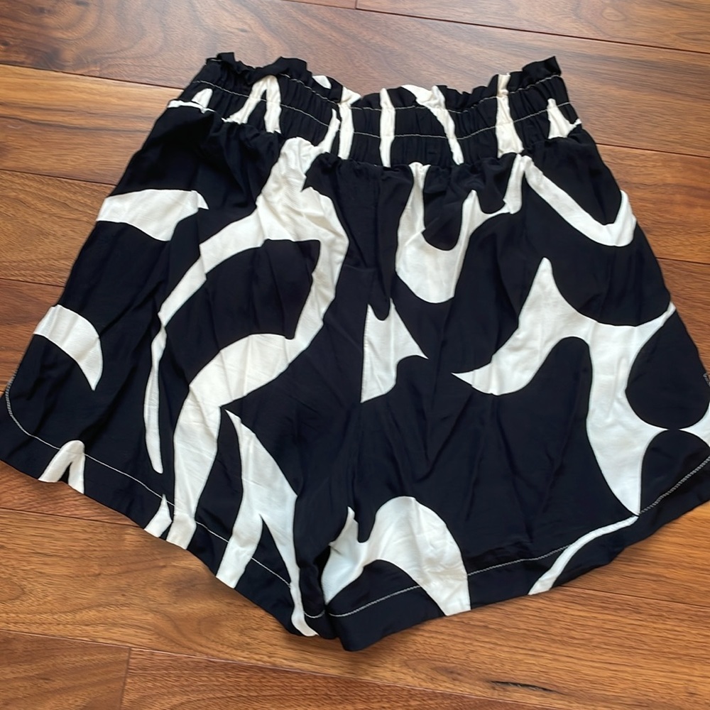 Flowy Shorts - Picture 3 of 4